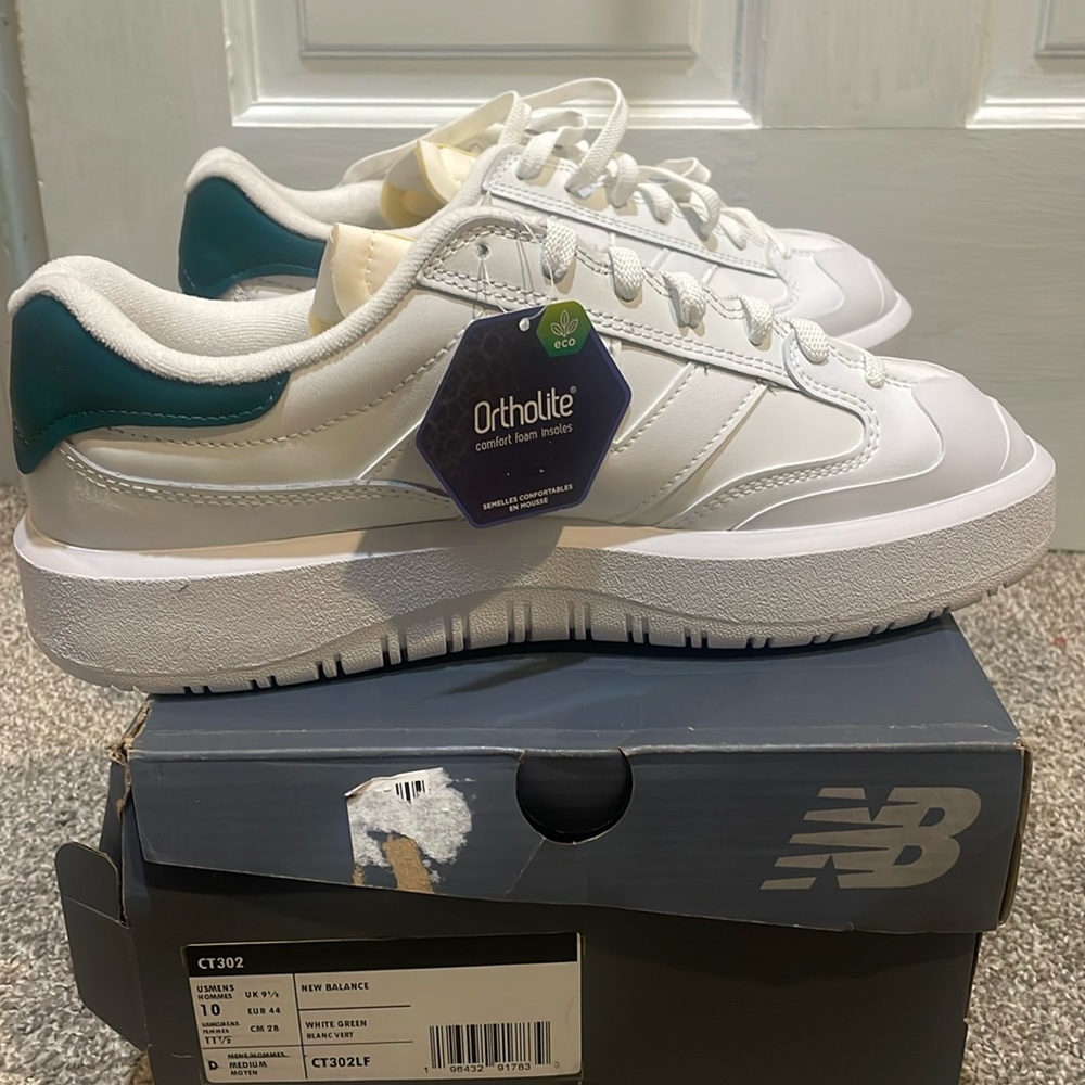 BRAND NEW SHOES NEW BALANCE GREEN AND WHITE SIZE 11.5 WOMAN